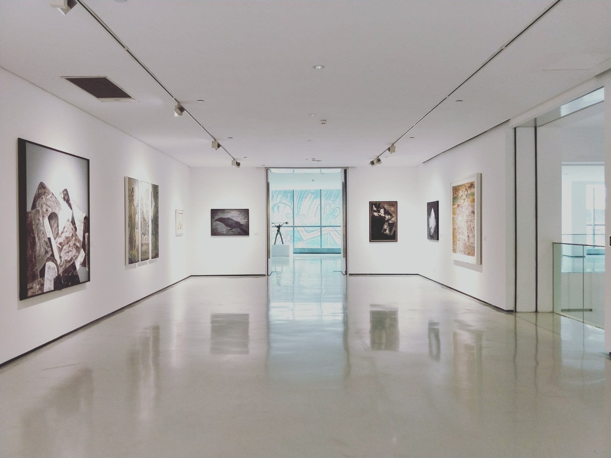 Museum lighting featured image.